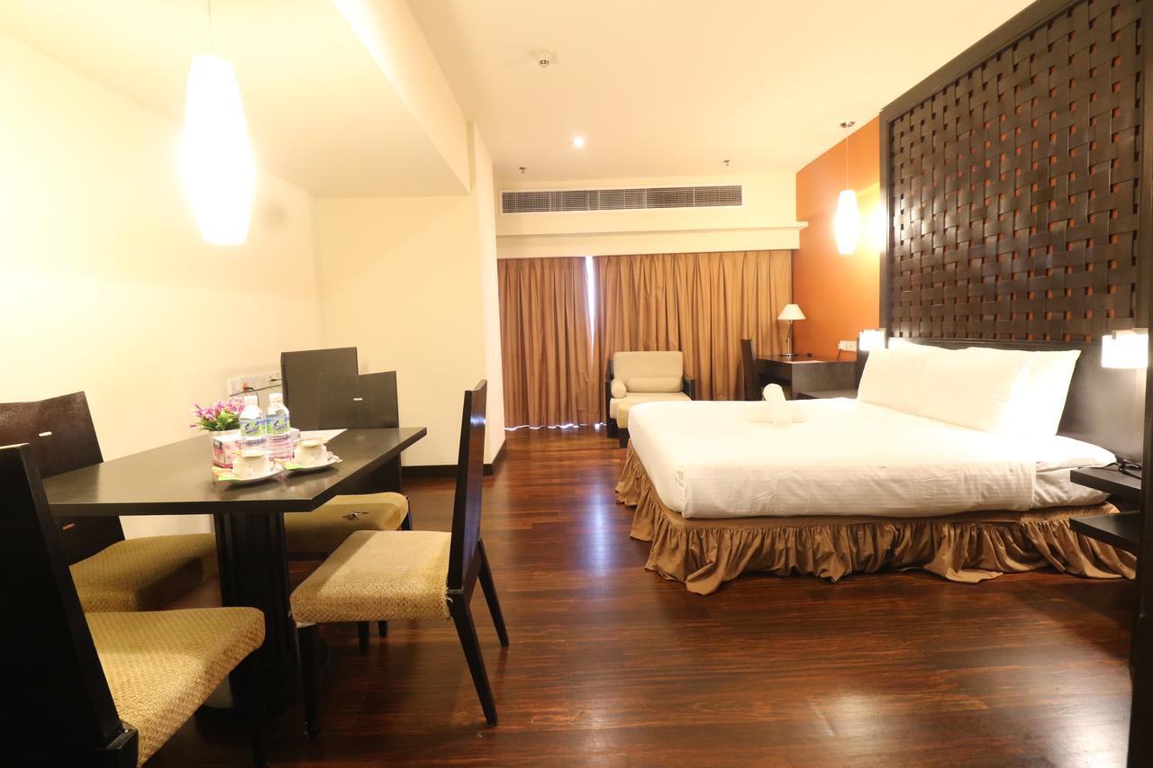 Millennium Suite At Pyramid Tower Petaling Jaya Exterior photo