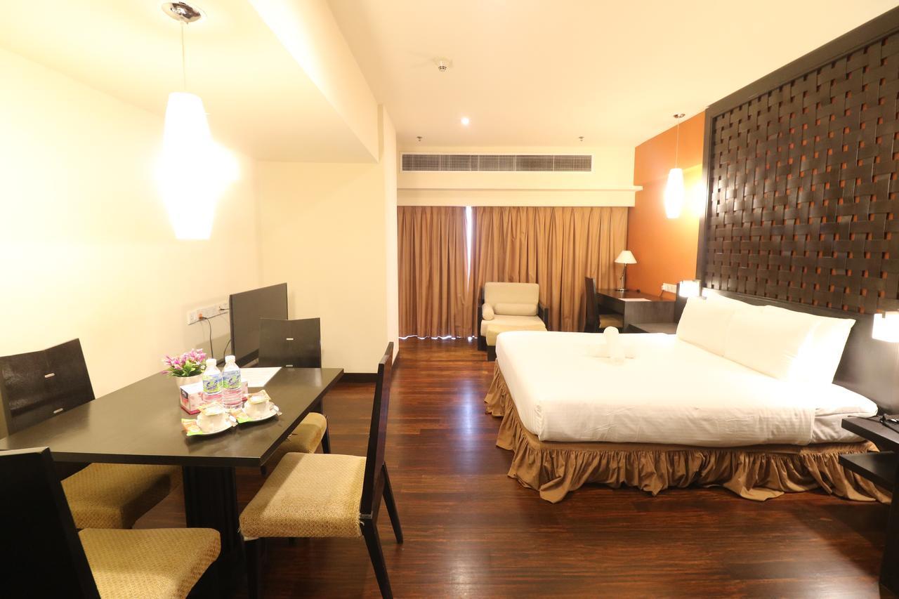 Millennium Suite At Pyramid Tower Petaling Jaya Exterior photo